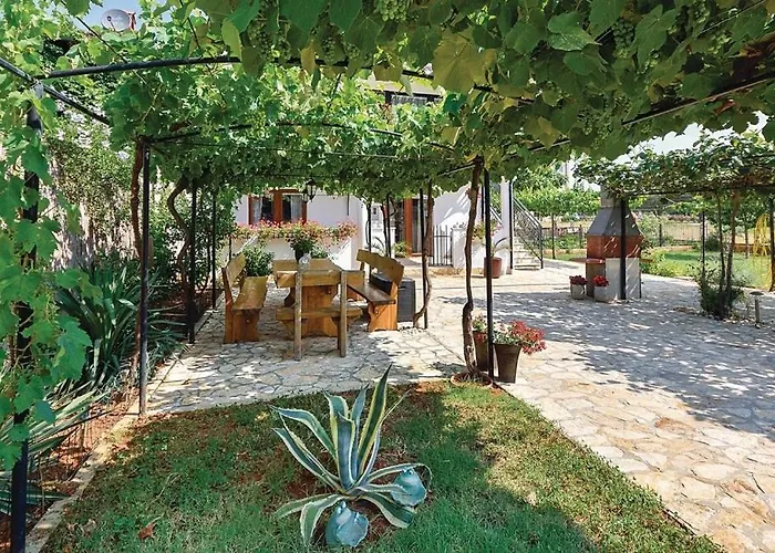 Apartmán With A Swimming Pool - 13020 Pula