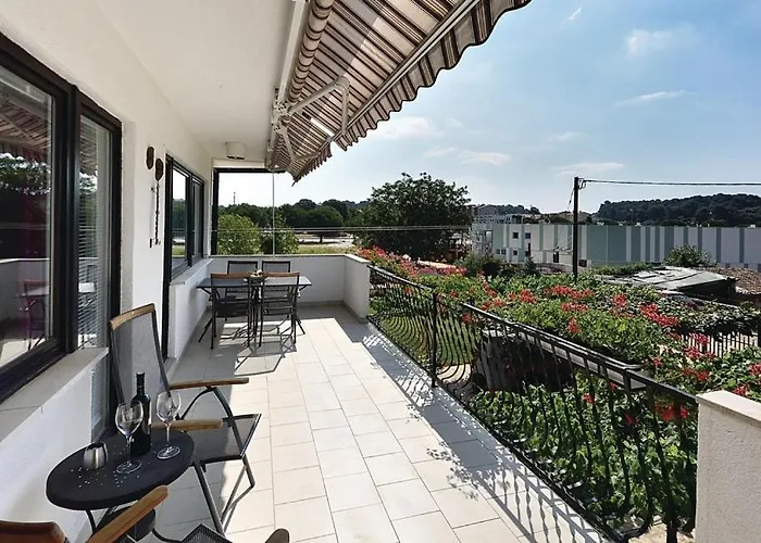 Apartmán With A Swimming Pool - 13020 Pula