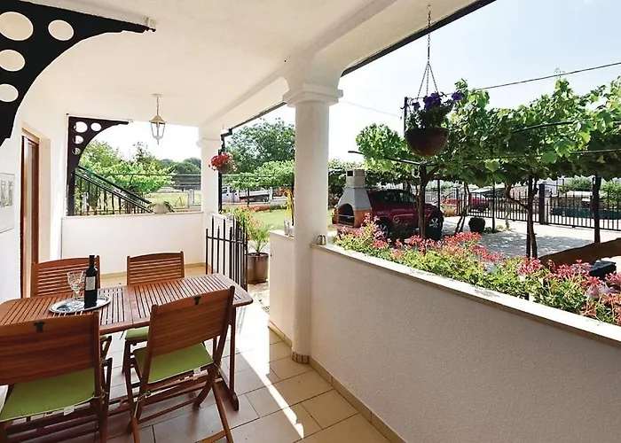 Apartmán With A Swimming Pool - 13020