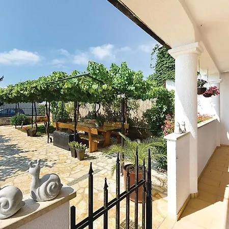 With A Swimming Pool - 13020 Пула