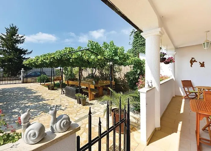 With A Swimming Pool - 13020 Пула